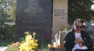 ibrahim tatlises neset ertasin mezarini ziyaret etti wlgQuMxY.jpg
